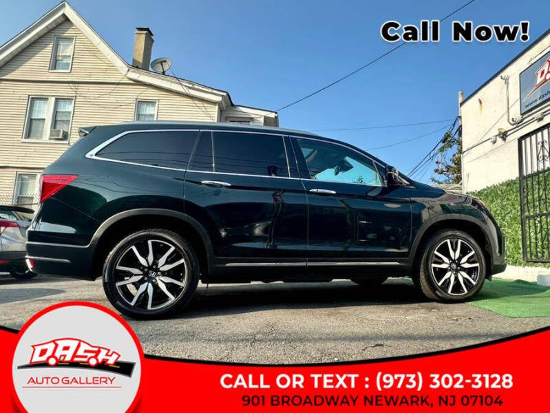2020 Honda Pilot Touring w/Rear Captain's Chairs
