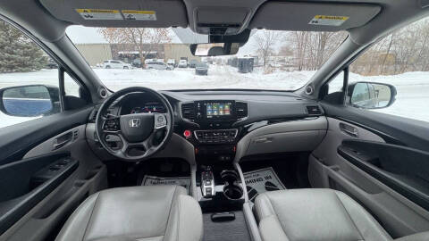 2020 Honda Pilot Touring w/Rear Captain's Chairs