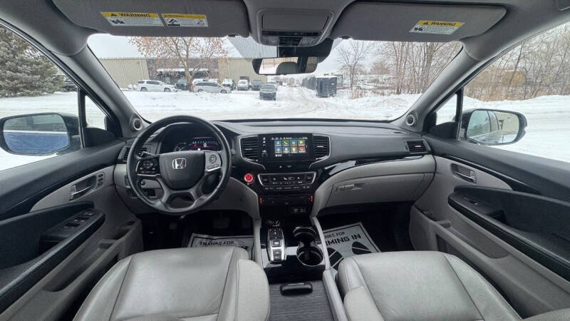 2020 Honda Pilot Touring w/Rear Captain's Chairs