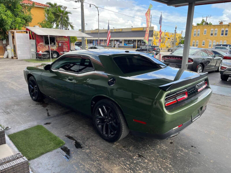 2021 Dodge Challenger SXT photo 4