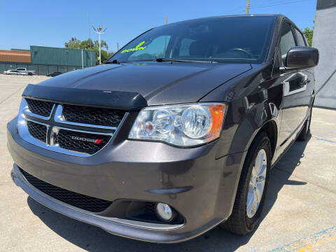 2019 Dodge Grand Caravan for sale at Julian Auto Sales in Warren MI