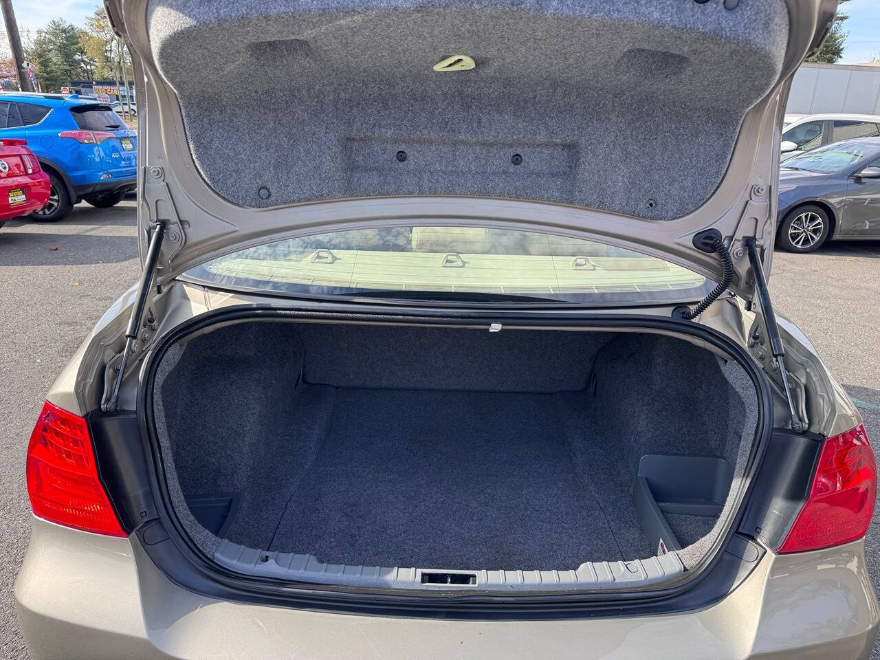 2011 BMW 3 Series 35