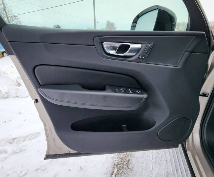 2025 Volvo XC60 B5 Core Dark Theme