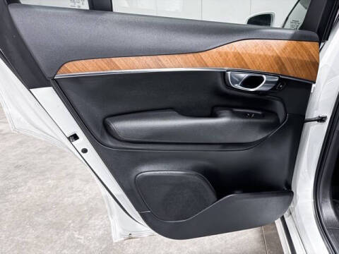 2021 Volvo XC90 T6 Momentum 7-Passenger