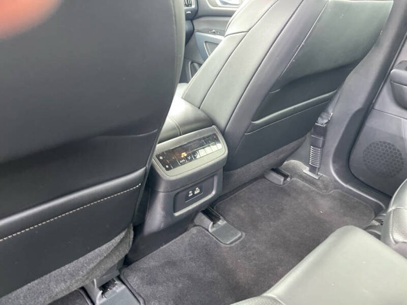 2022 Nissan Pathfinder SL