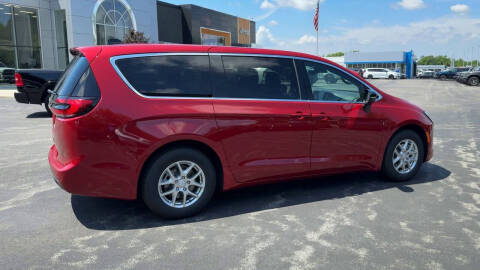 2027 Chrysler Pacifica Select