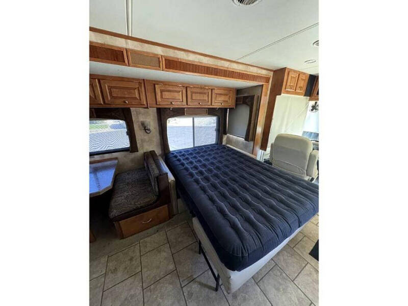 2009 Freightliner MC Chassis