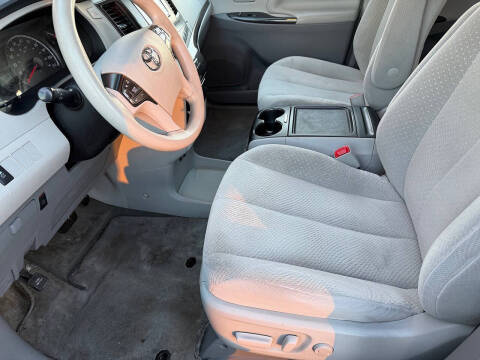 2014 Toyota Sienna LE 8-Passenger