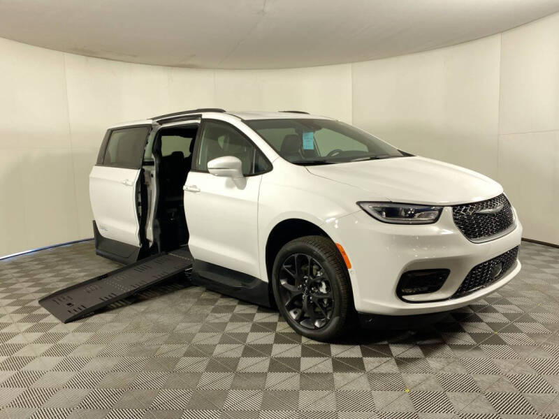 2022 Chrysler Pacifica for sale at AMS Vans in Tucker GA