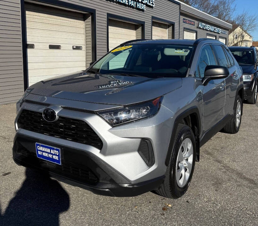 2020 Toyota RAV4 LE's photo
