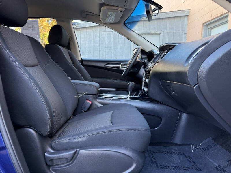 2017 Nissan Pathfinder SV