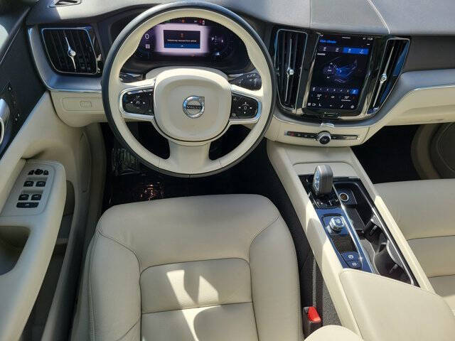 2024 Volvo XC60 B5 Core Dark Theme