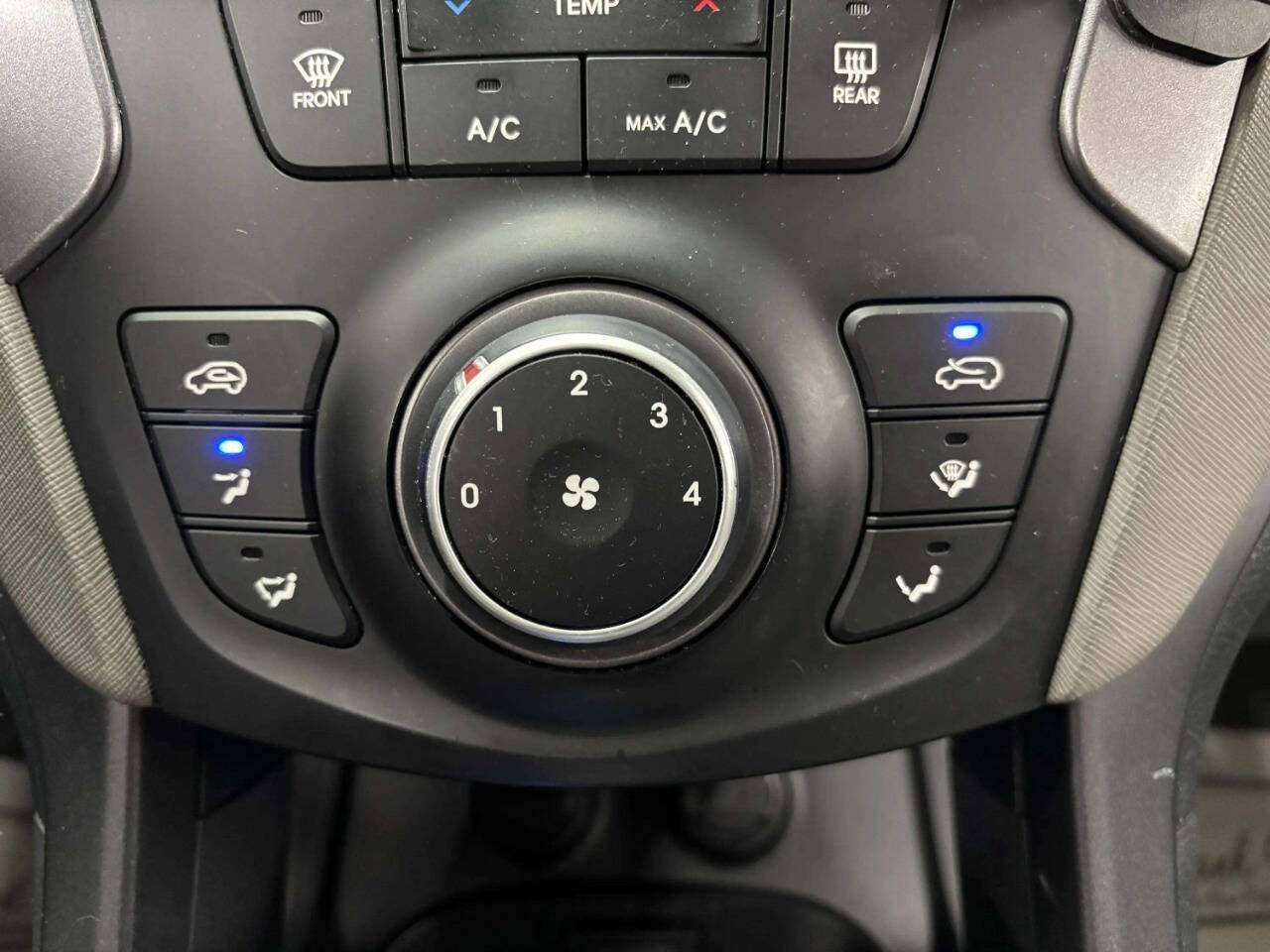 HyundaiSanta Fe Sport31