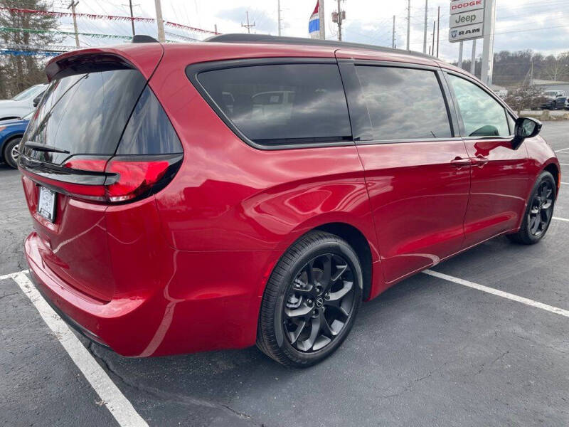 2026 Chrysler Pacifica Select