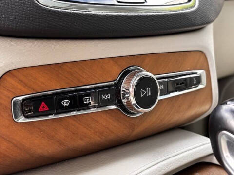 2021 Volvo XC90 T6 Momentum 7-Passenger