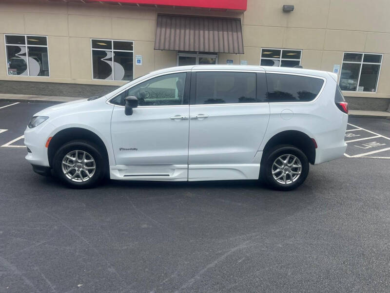 2024 Chrysler Voyager LX