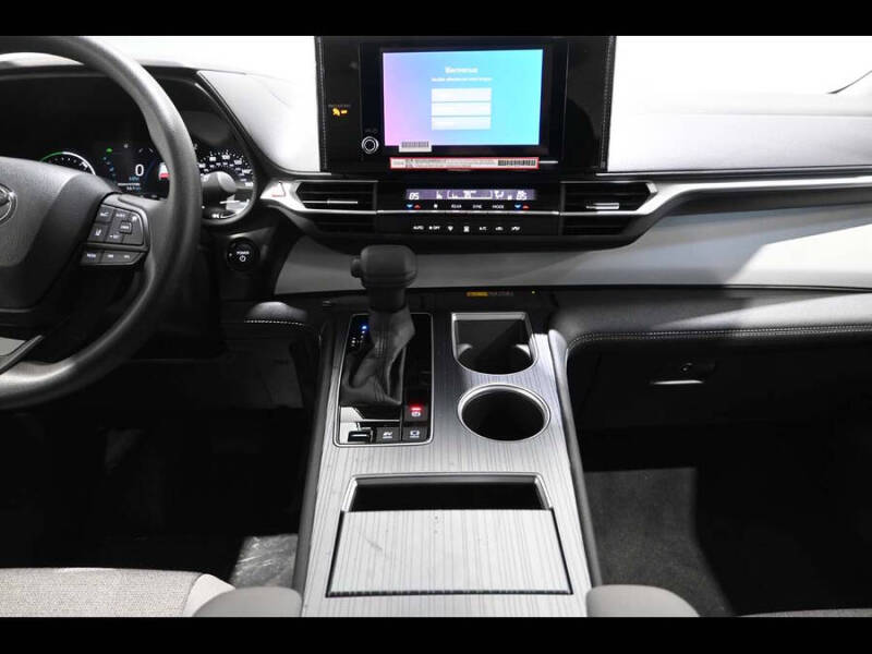 2025 Toyota Sienna LE 8-Passenger