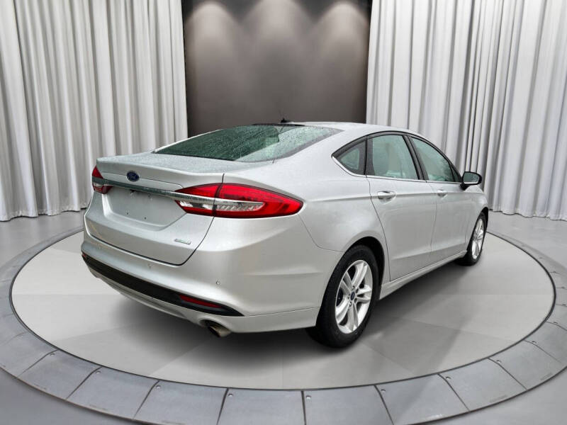 2018 Ford Fusion SE photo 3