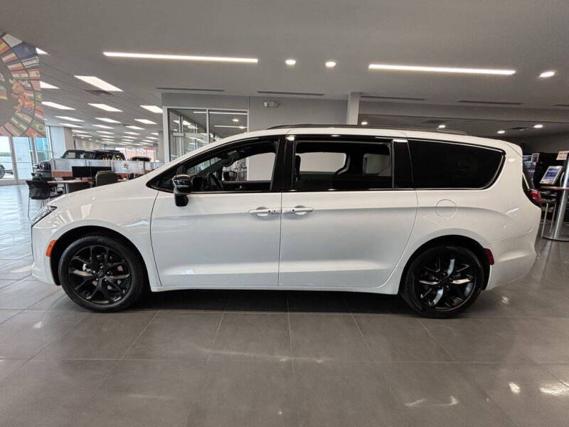 2027 Chrysler Pacifica Limited