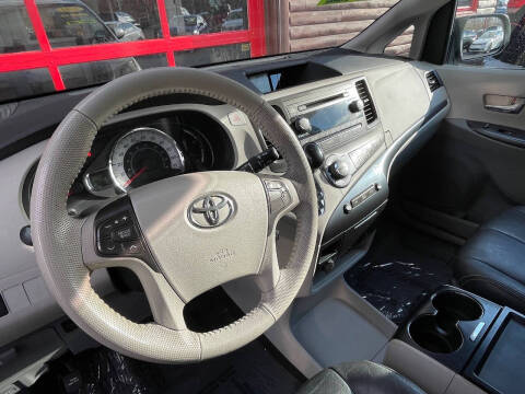 2011 Toyota Sienna SE 8-Passenger