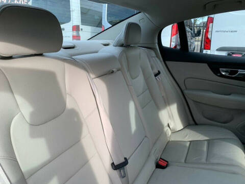 2023 Volvo S60 B5 Plus Dark Theme