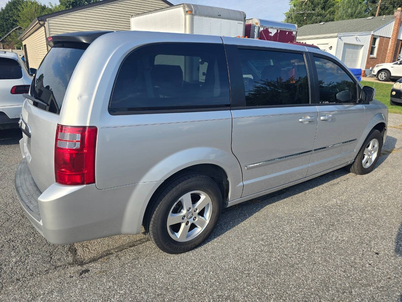 2008 Dodge Grand Caravan for sale at QUEENSGATE AUTO SALES in York, PA