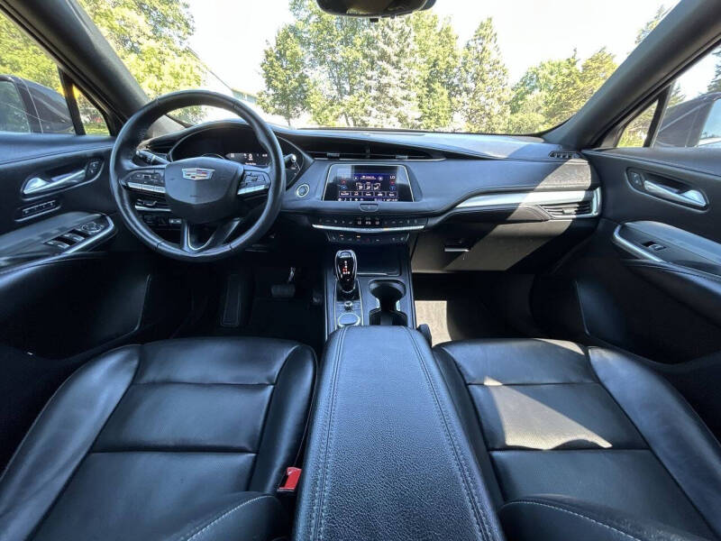 2022 Cadillac XT4 Premium Luxury