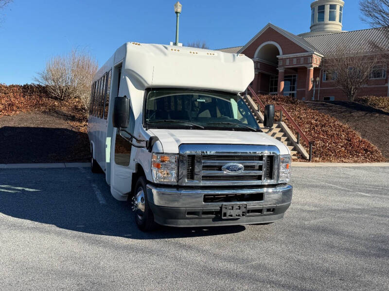 2021 Ford E-450 28 Passenger