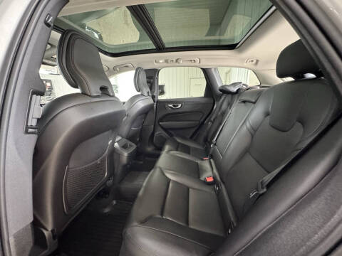 2024 Volvo XC60 B5 Core Dark Theme