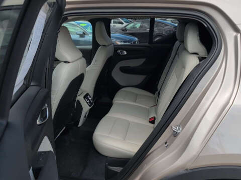 2023 Volvo XC40 B5 Plus Dark Theme