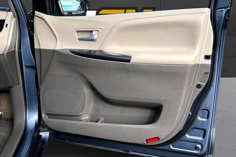 2017 Toyota Sienna LE 8-Passenger