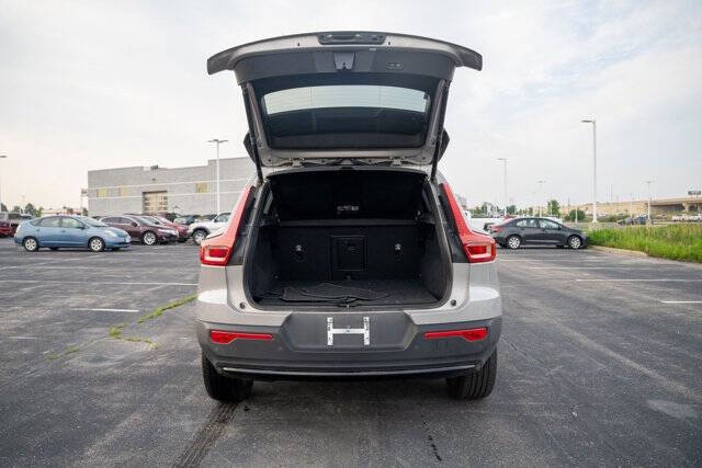 2024 Volvo XC40 B5 Plus Dark Theme