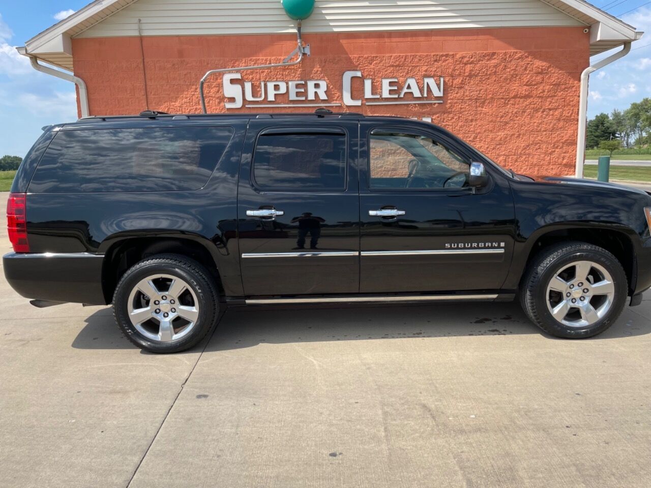 2009 Chevrolet Suburban for sale at Illinois Auto Wholesalers in Tolono, IL