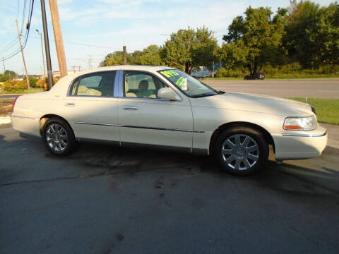 2007 Lincoln Town Car for sale at PIEDMONT CUSTOM CONVERSIONS USED CARS in Danville VA