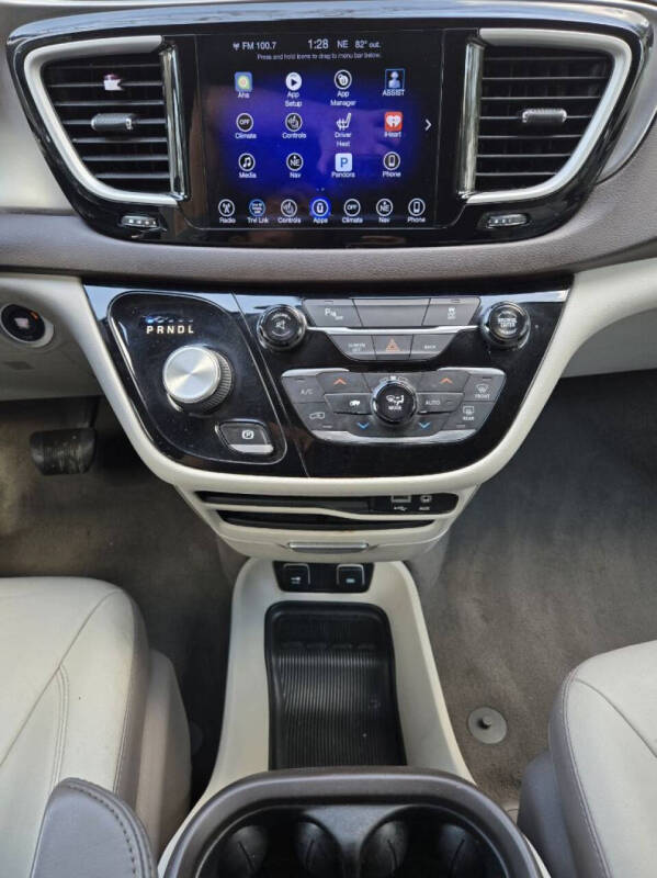 2017 Chrysler Pacifica Touring-L
