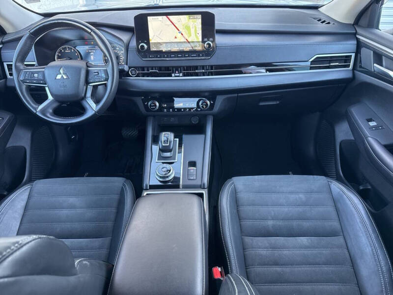 2023 Mitsubishi Outlander SE