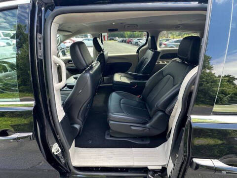 2024 Chrysler Pacifica Plug-In Hybrid Select