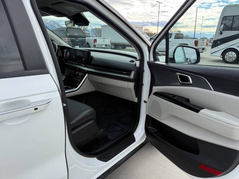 2024 Kia Carnival LX