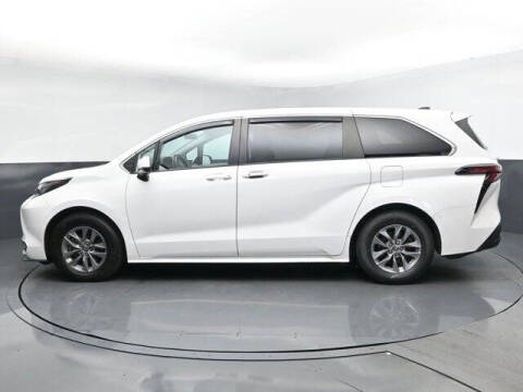 2022 Toyota Sienna LE 8-Passenger