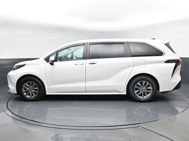 2022 Toyota Sienna LE 8-Passenger