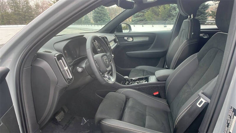 2025 Volvo XC40 B5 Plus Dark Theme