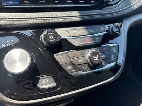 2027 Chrysler Pacifica Select