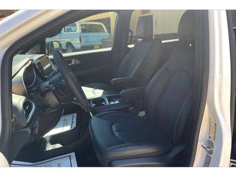 2027 Chrysler Pacifica Select