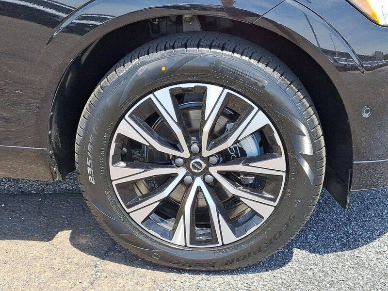 2023 Volvo XC60 B5 Plus Dark Theme