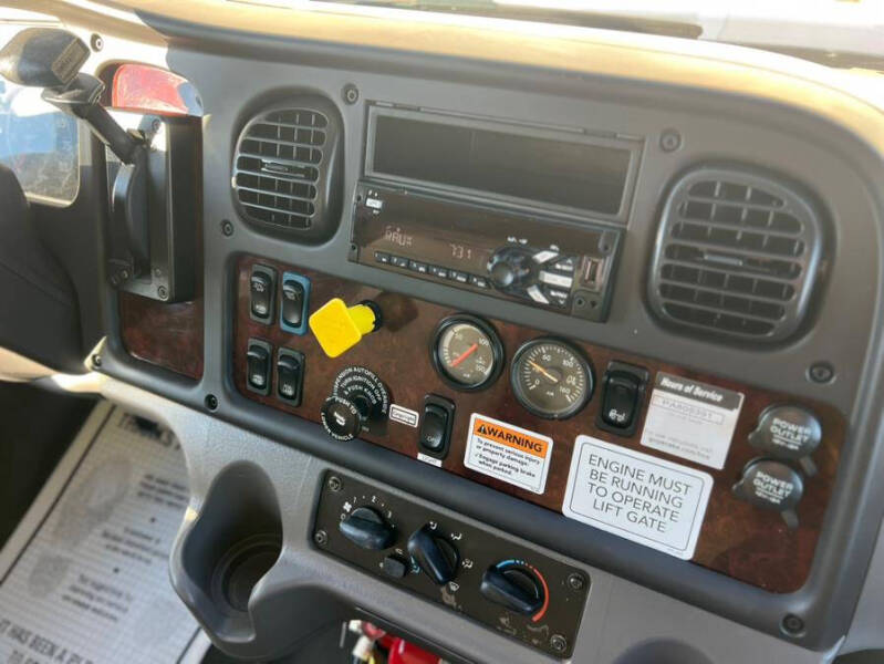 2018 Freightliner M2 106