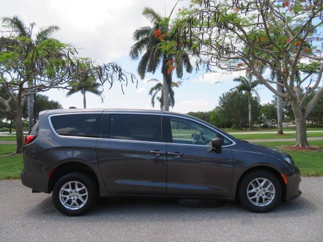 2022 Chrysler Voyager LX