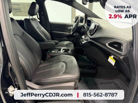 2027 Chrysler Pacifica Select