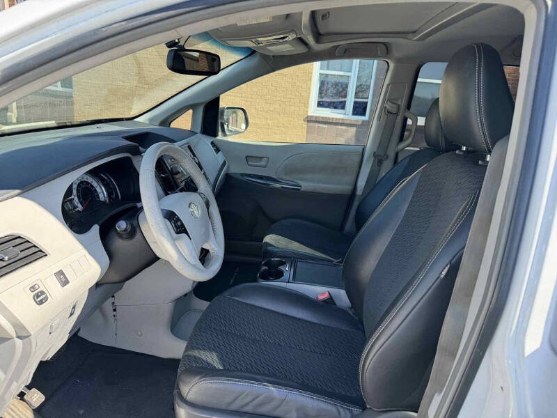 2013 Toyota Sienna SE 8-Passenger