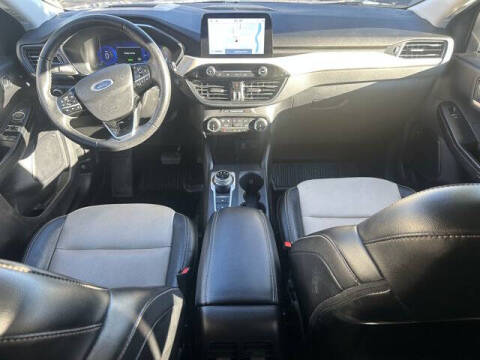 2022 Ford Escape Hybrid Titanium