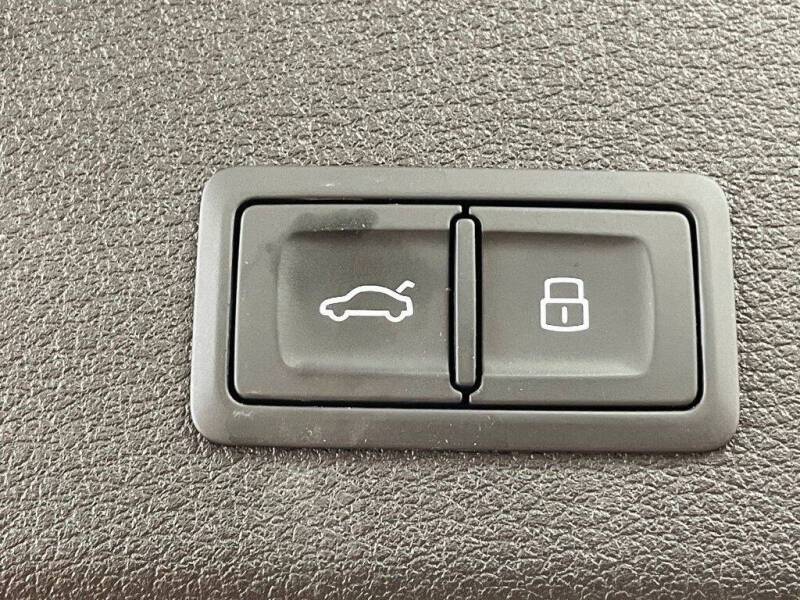 2022 Audi e-tron quattro Premium Plus